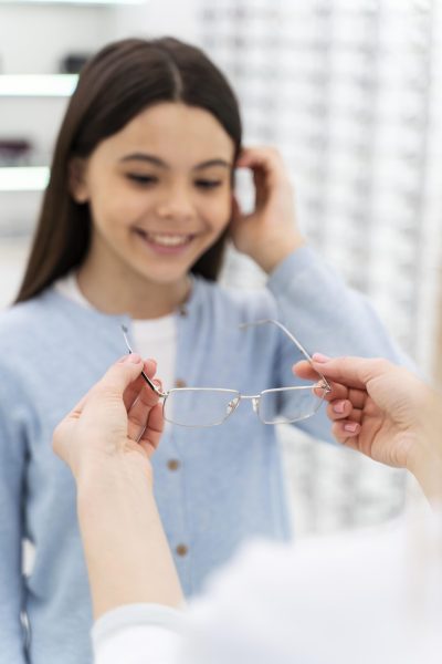 employee-helping-girl-try-glasses Vidres
