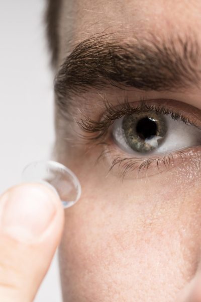 man-holding-eye-contact-close-up Lents de contacte
